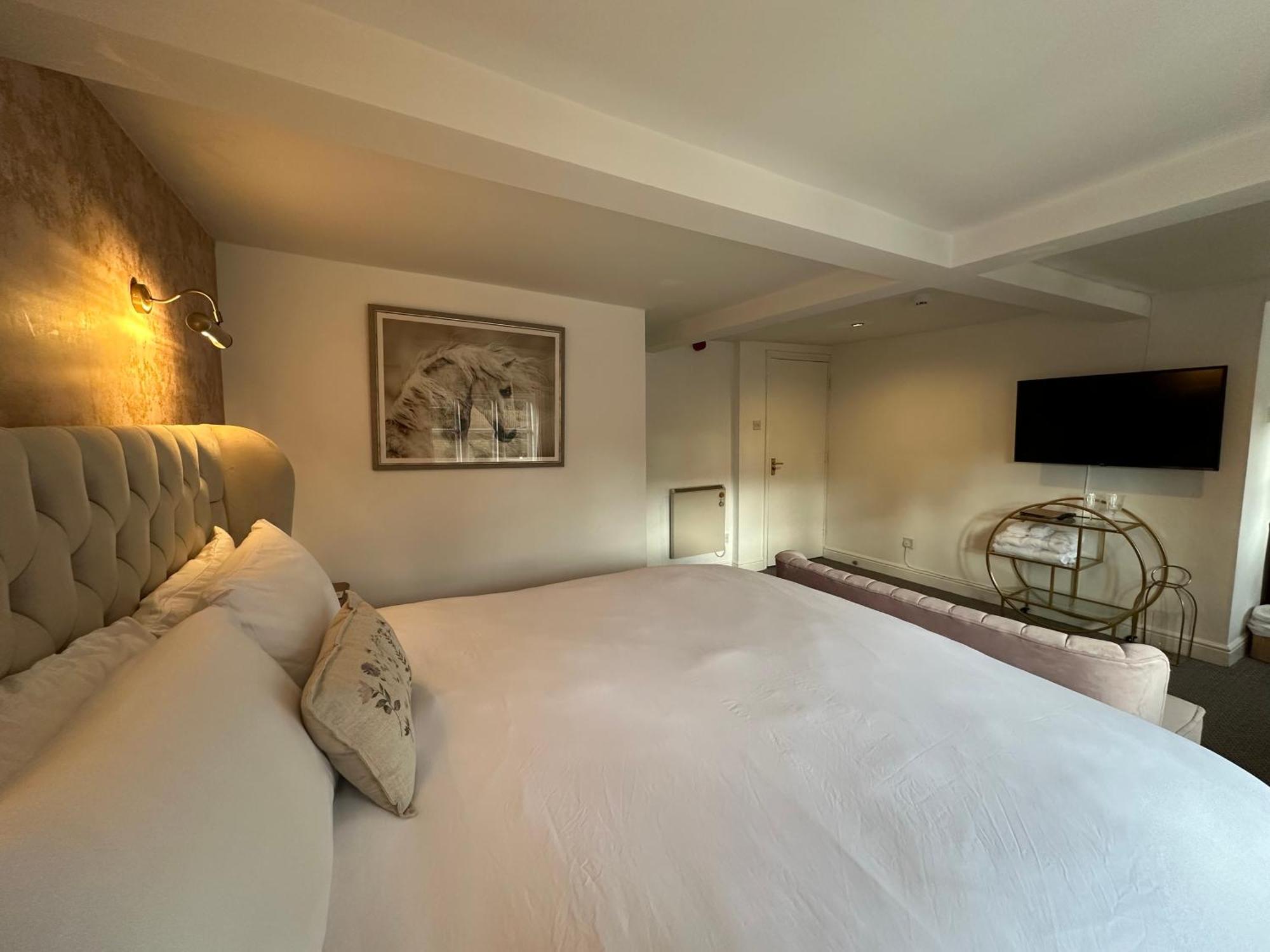 The Unicorn Inn Newton Solney Habitación foto