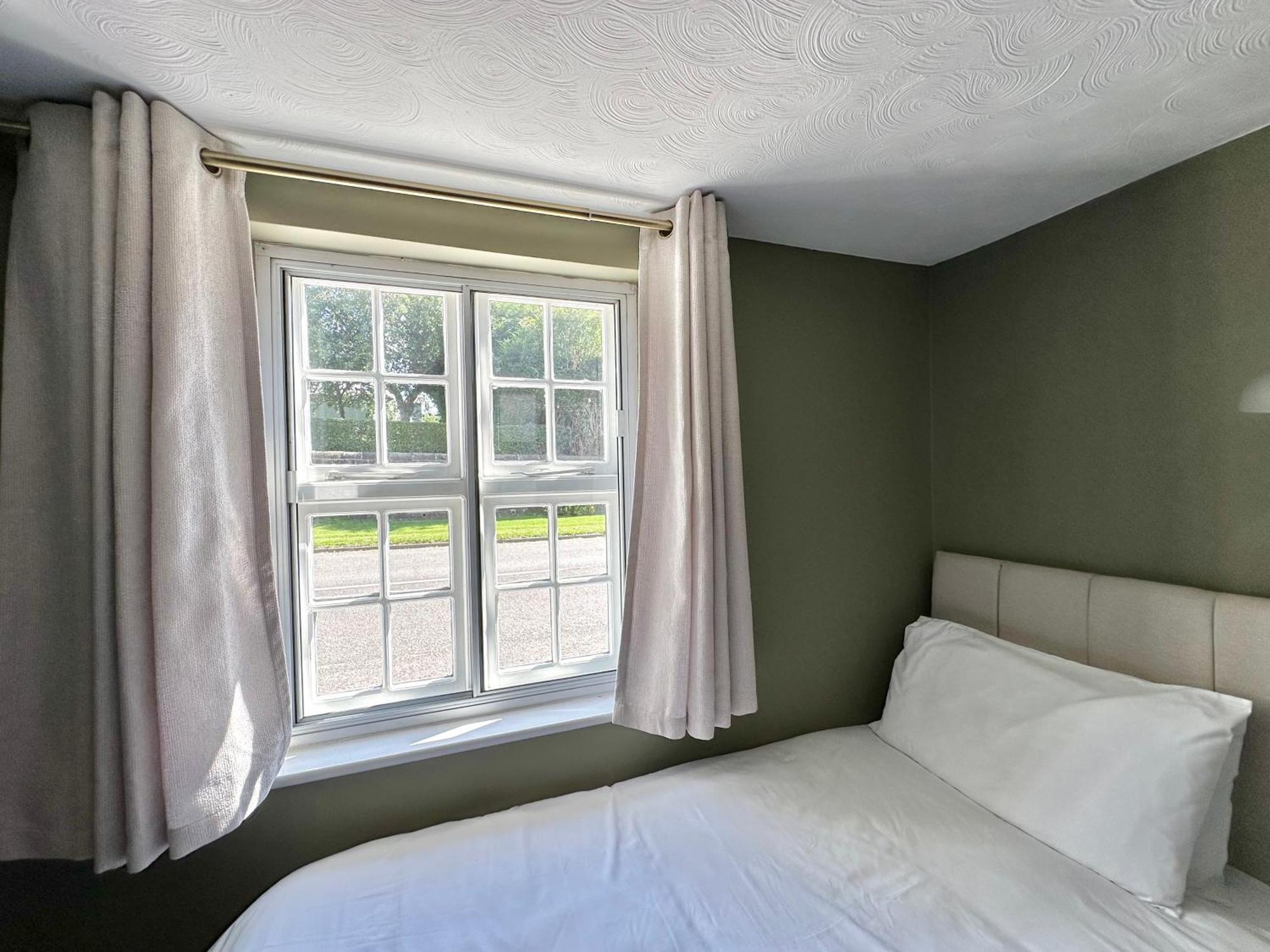 The Unicorn Inn Newton Solney Habitación foto