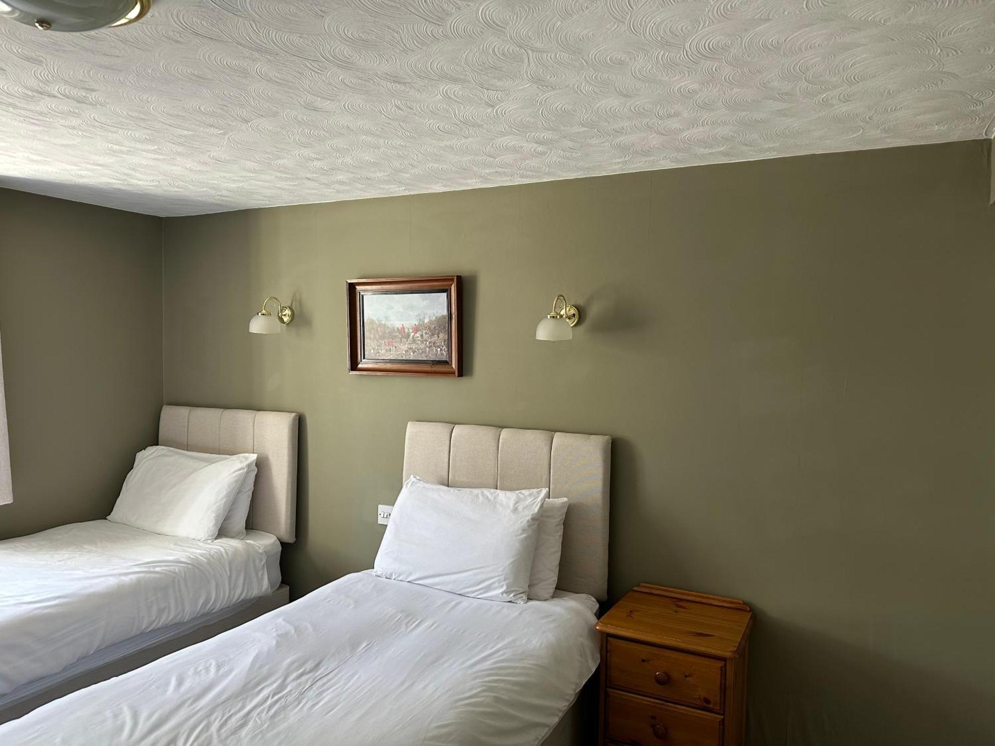 The Unicorn Inn Newton Solney Habitación foto